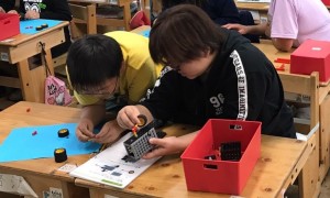 ロボット教室特別授業in多賀小学校3年生親子活動